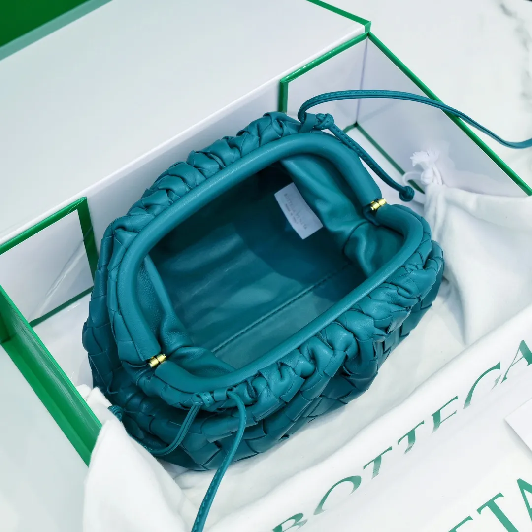 🔥🔥The counterattack of the popular Bottega Veneta started with this series of cloud bags, which went viral in the fashion circle and started a craze! Out of stock, out of stock, out of stock... One piece is hard to find, super hard to buy, regardless of age, season, or occasion. Very classy. Really, if you carry this on the road, it will turn heads! This is also the reason why this series is so expensive. Large size: 38*20*8.5cm [Big clouds and large grid weaving]